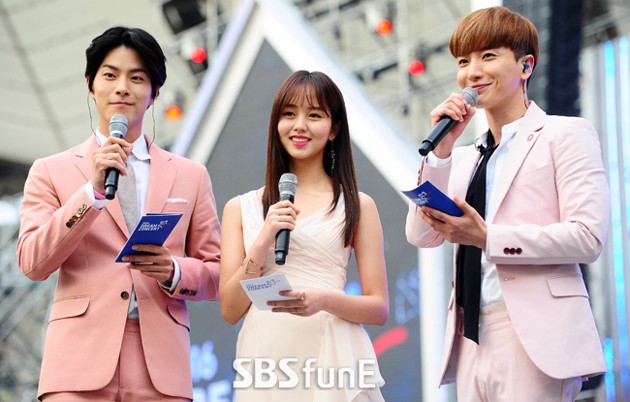Gambar Foto Hong Jong Hyun, Kim So Hyun dan Leeteuk Super Junior Saat Jadi MC Dream Concert 2016
