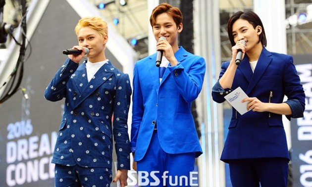Gambar Foto Jun, Mingyu dan Jeonghan Seventeen Saat Jadi Spesial MC Dream Concert 2016
