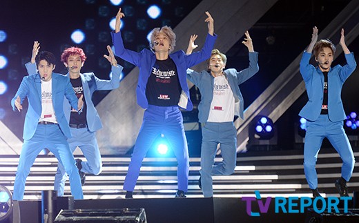 Gambar Foto EXO Nyanyikan 'Call Me Baby' di Dream Concert 2016