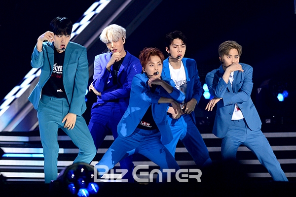 Gambar Foto Penampilan EXO di Dream Concert 2016
