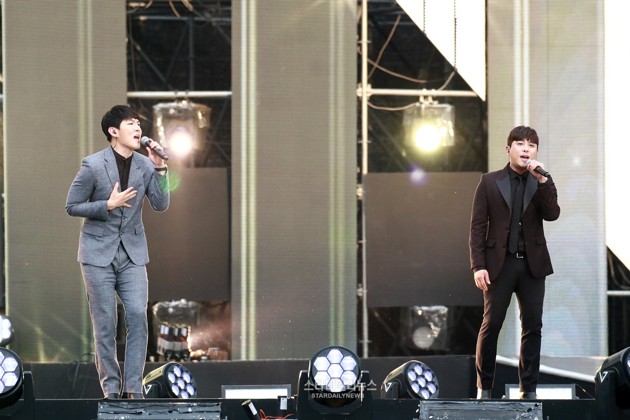 Gambar Foto December Saat Tampil di Dream Concert 2016