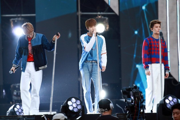 Gambar Foto NCT U Saat Nyanyikan lagu 'Without You' di Dream Concert 2016