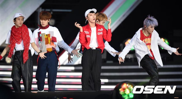Gambar Foto NCT U Saat Nyanyikan Lagu 'The 7th Sense' di Dream Concert 2016