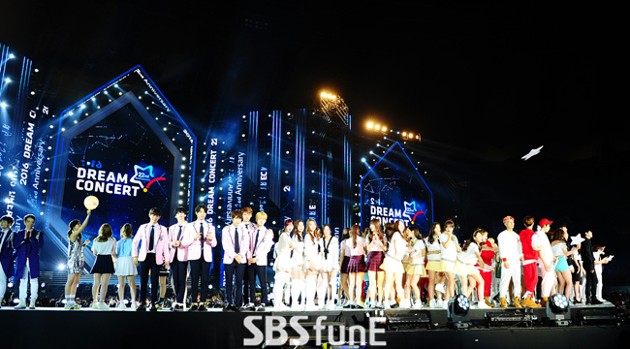 Gambar Foto Seluruh Artis Berkumpul di Akhir Acara Dream Concert 2016