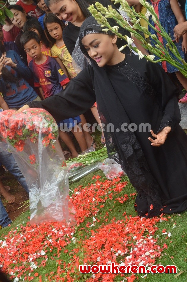 Gambar Foto Julia Perez Ziarah ke Makam Ayahanda dan Adik