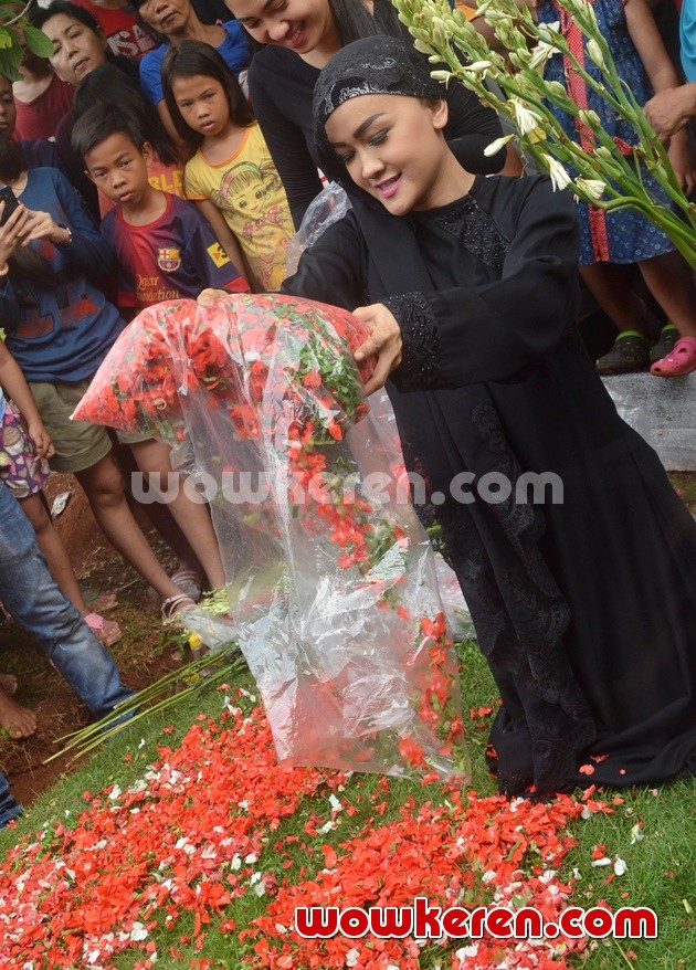 Gambar Foto Julia Perez Ziarah ke Makam Ayahanda dan Adik