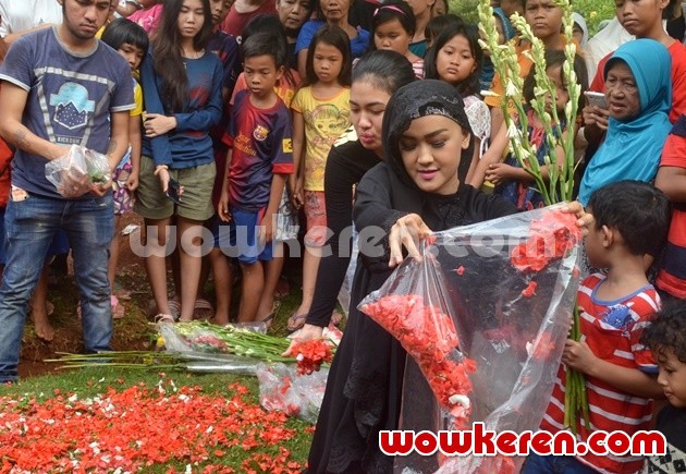 Gambar Foto Julia Perez Ziarah ke Makam Ayahanda dan Adik