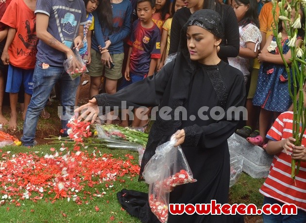 Gambar Foto Julia Perez Ziarah ke Makam Ayahanda dan Adik