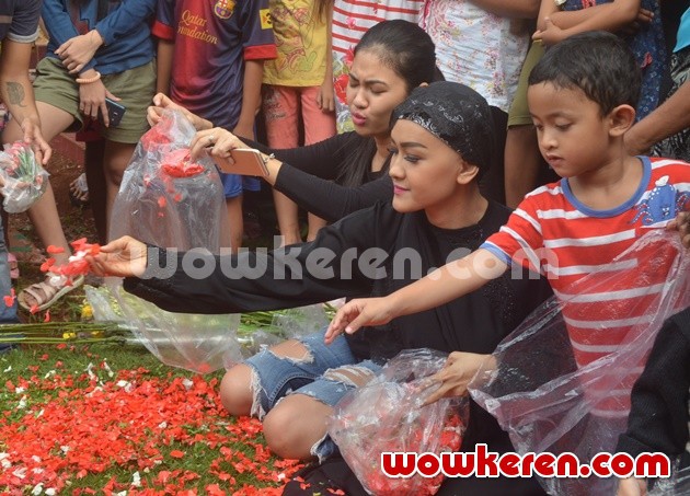 Gambar Foto Julia Perez Ziarah ke Makam Ayahanda dan Adik