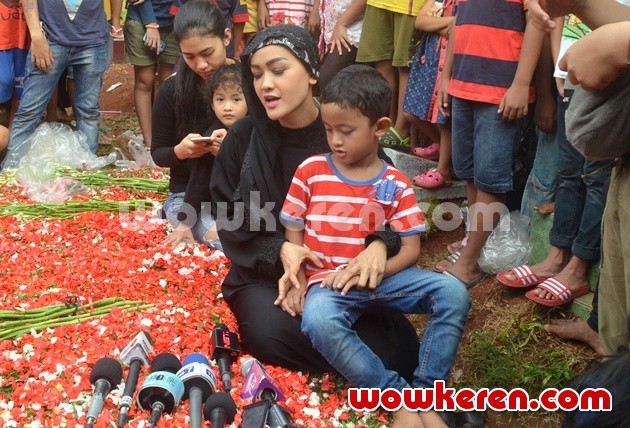 Gambar Foto Julia Perez Ziarah ke Makam Ayahanda dan Adik