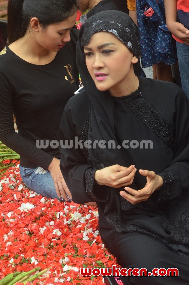 Gambar Foto Julia Perez Ziarah ke Makam Ayahanda dan Adik