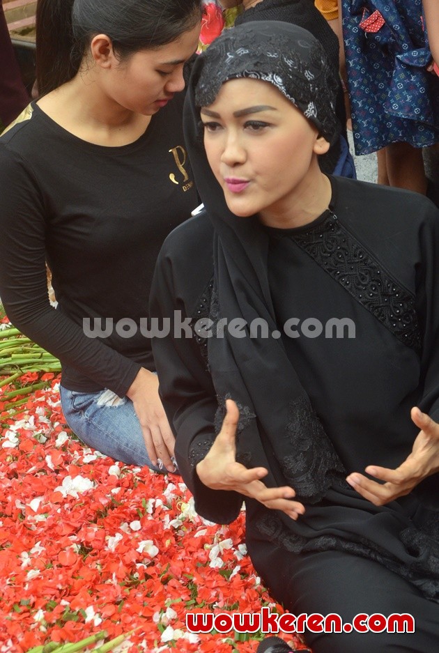 Gambar Foto Julia Perez Ziarah ke Makam Ayahanda dan Adik