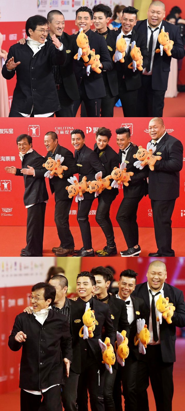 Gambar Foto Aksi Jackie Chan dan Pendukung Film 'Railroad Tigers' di Shanghai International Film Festival 2016