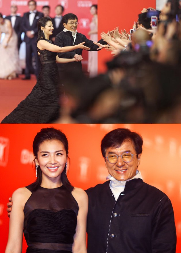 Gambar Foto Liu Tao dan Jackie Chan Ramah Menyapa Fans
