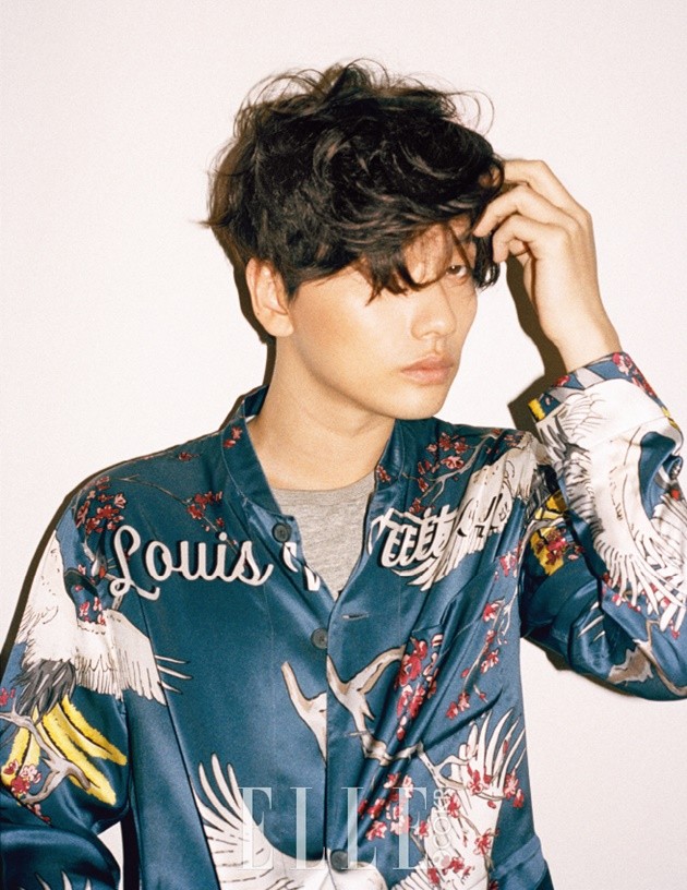 Gambar Foto Lee Dong Hwi di Majalah Elle Edisi Mei 2016