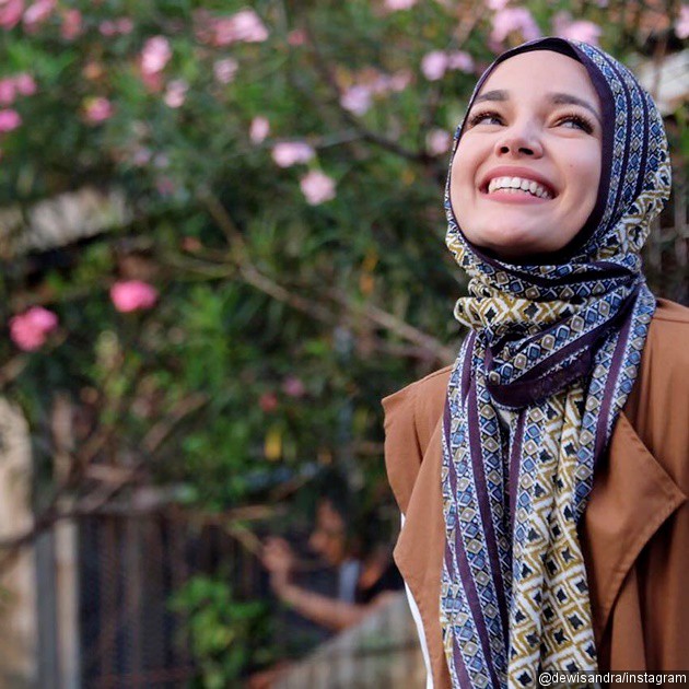 Gambar Foto Dewi Sandra Menikmati Berpuasa di Bulan Suci Ramadan