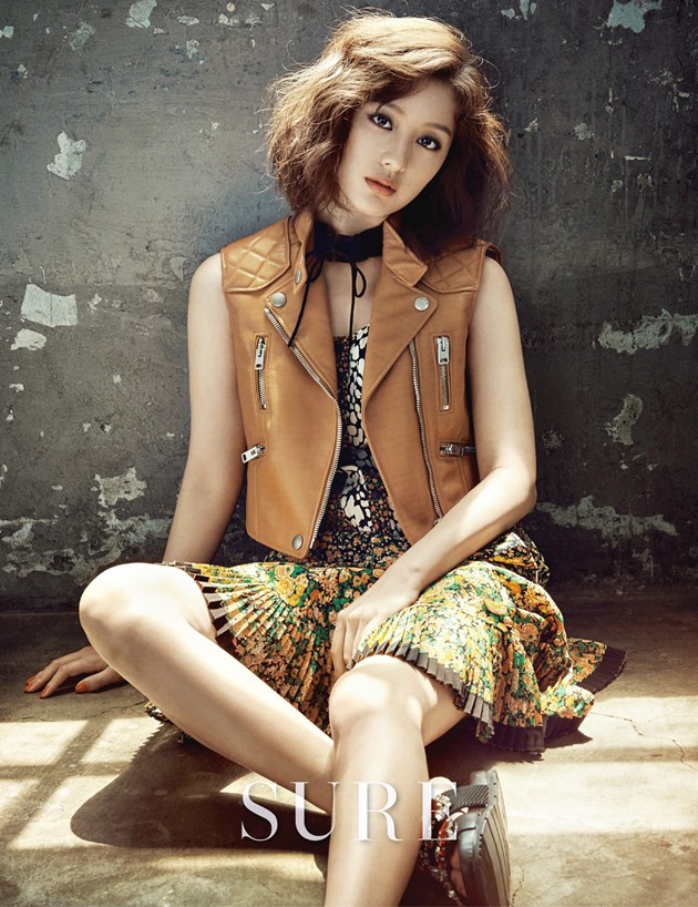 Gambar Foto Kim Ji Won di Majalah Sure Edisi Juli 2016
