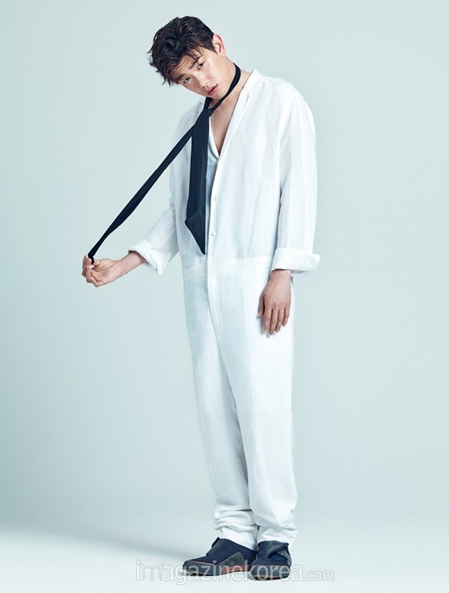 Gambar Foto Eric Nam di Majalah Esquire Edisi Mei 2016