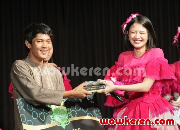 Gambar Foto JKT48 Beri Donasi kepada Komunitas Peduli Katulampa