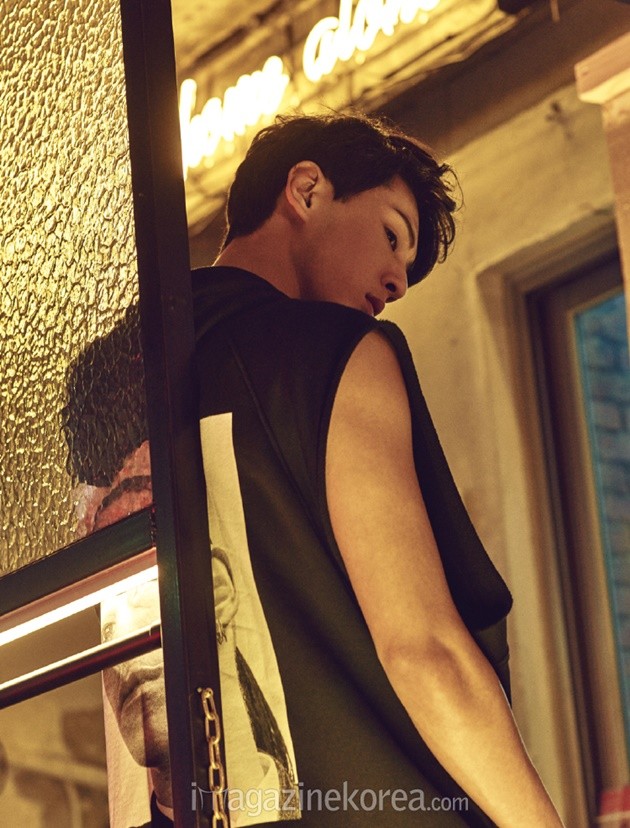 Gambar Foto Ji Soo di Majalah Esquire Edisi April 2016