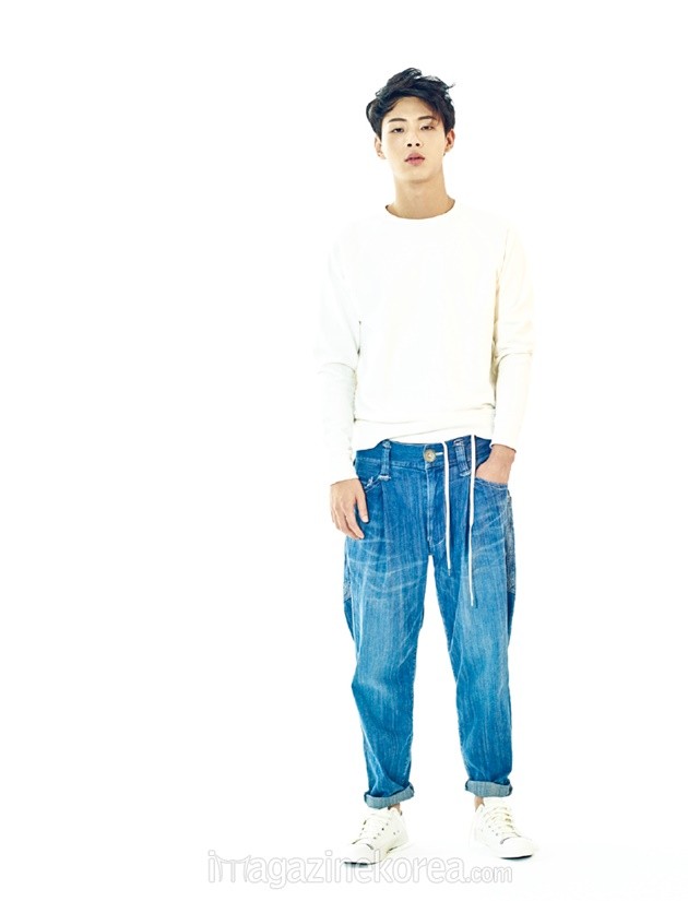 Gambar Foto Ji Soo di Majalah Esquire Edisi April 2016