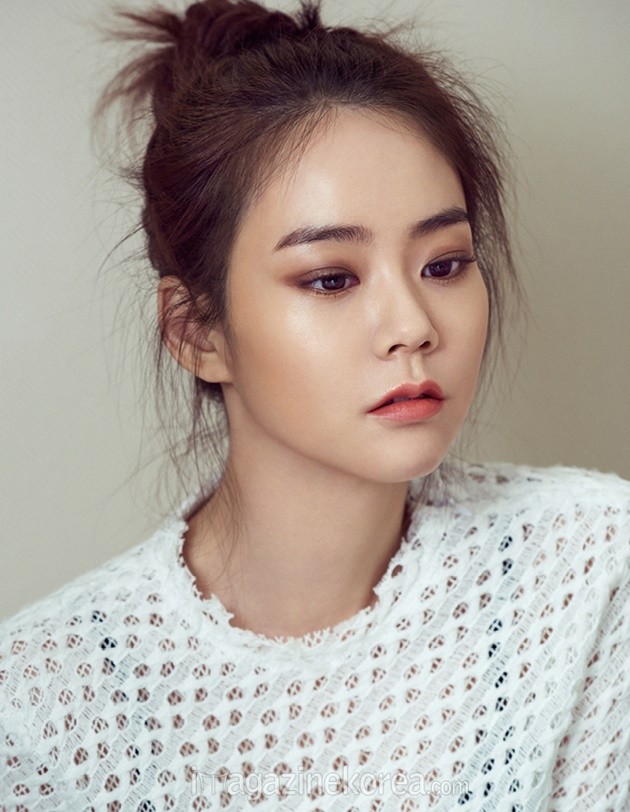 Gambar Foto Han Seung-yeon di Majalah Harper's Bazaar Edisi April 2016