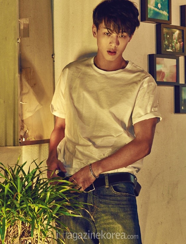 Gambar Foto Ji Soo di Majalah Esquire Edisi April 2016