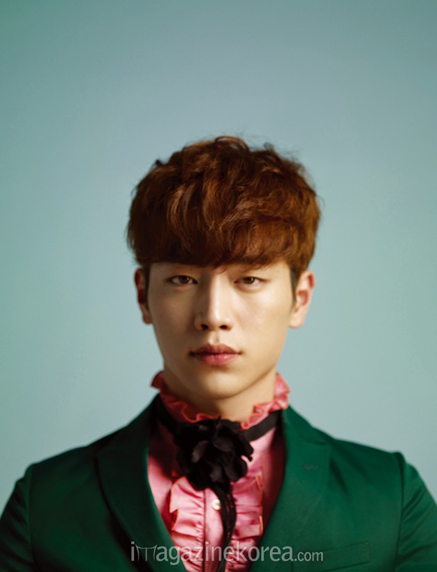 Gambar Foto Seo Kang Joon di Majalah Harper's Bazaar Edisi Maret 2016