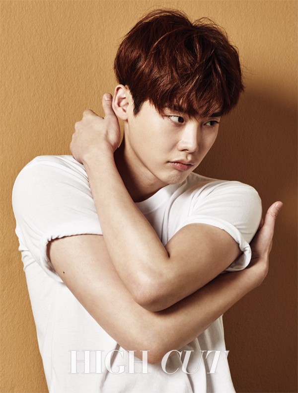 Gambar Foto Lee Jong Suk di Majalah High Cut Vol. 166