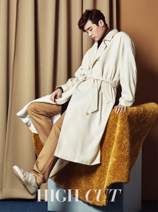 Gambar Foto Lee Jong Suk di Majalah High Cut Vol. 166