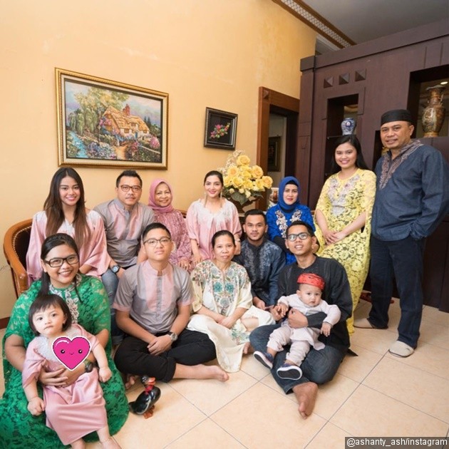 Gambar Foto Keluarga Anang Hermansyah Berlebaran di Jember