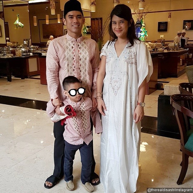 Gambar Foto Dian Sastro Bersama Suami dan Anak Pertamanya