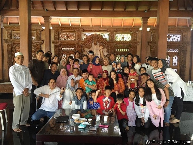 Foto Raul Lemos dan Krisdayanti Didampingi Anak-Anak 