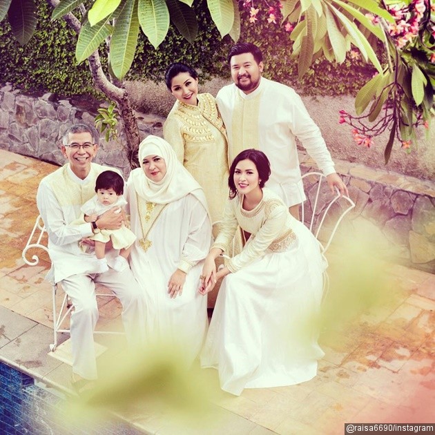 Gambar Foto Raisa dan Keluarga Kompak Bernuansa Putih dan Emas
