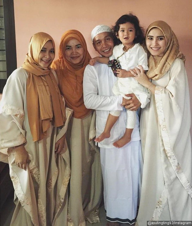 Gambar Foto Ayu Ting Ting Bersama Keluarga Kecilnya