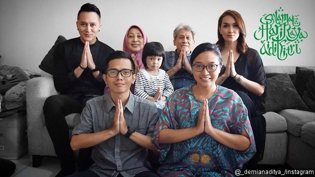 Gambar Foto Keluarga Demian Aditya dan Sara Wijayanto Posenya Kompak!