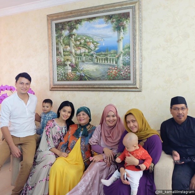 Gambar Foto Christian Sugiono dan Titi Kamal Bawa Juna Lebaran Bersama Keluarga Besar
