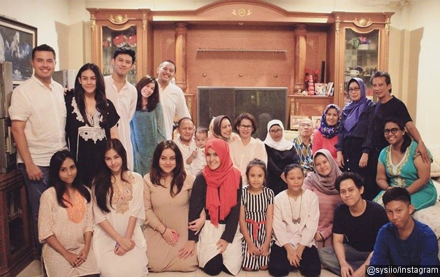 Gambar Foto Lebaran ala Keluarga Besar Rifat Sungkar dan Sissy Priscillia