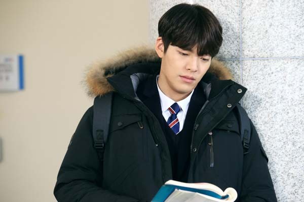 Gambar Foto Kim Woo Bin Saat Jadi Siswa SMA di Drama 'Uncontrollably Fond'