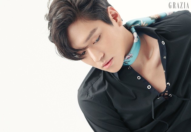 Gambar Foto Go Kyung Pyo di Majalah Grazia Vol. 73