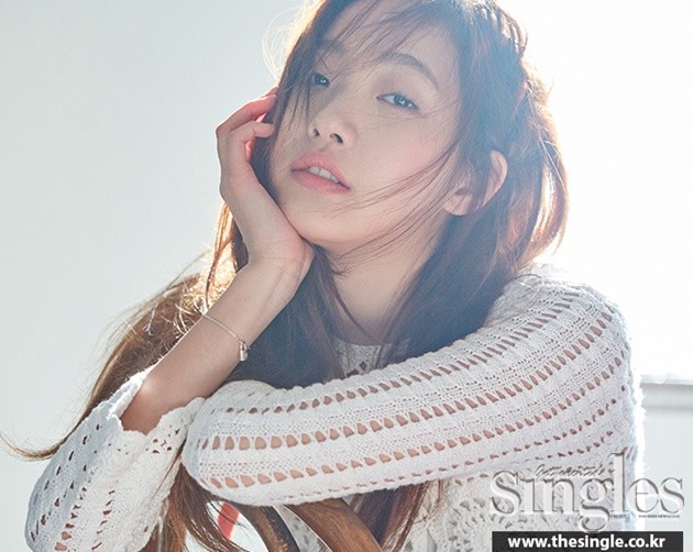 Gambar Foto Kim Go Eun di Majalah The Singles Edisi April 2016