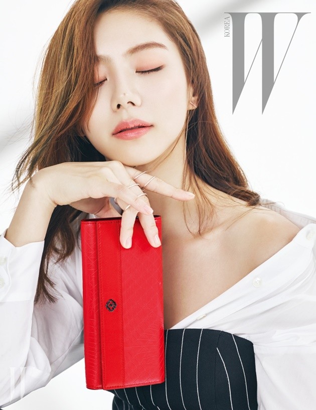 Gambar Foto Park Soo Jin di Majalah W Edisi Maret 2016
