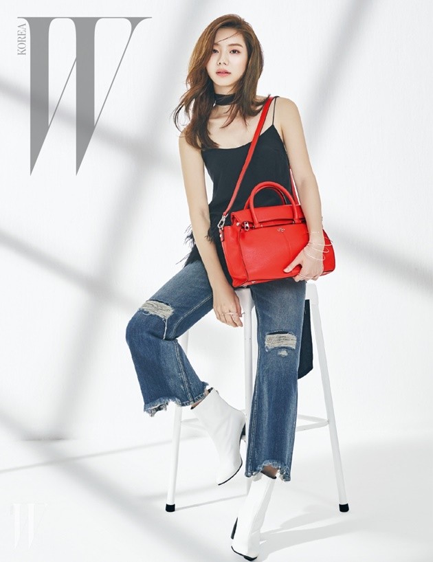 Gambar Foto Park Soo Jin di Majalah W Edisi Maret 2016