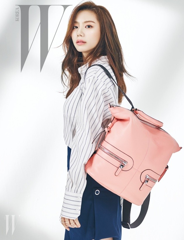 Gambar Foto Park Soo Jin di Majalah W Edisi Maret 2016