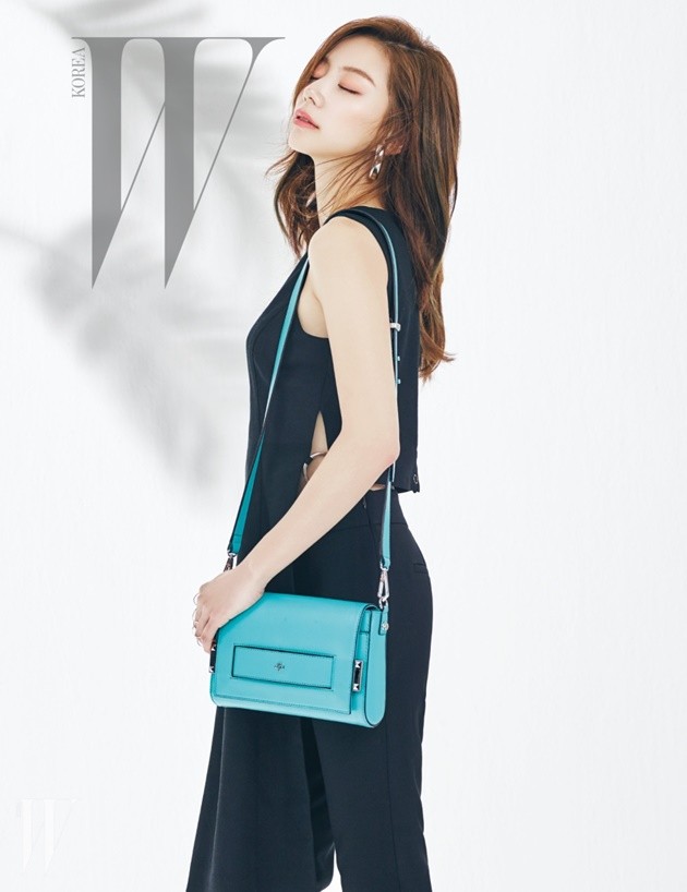 Gambar Foto Park Soo Jin di Majalah W Edisi Maret 2016