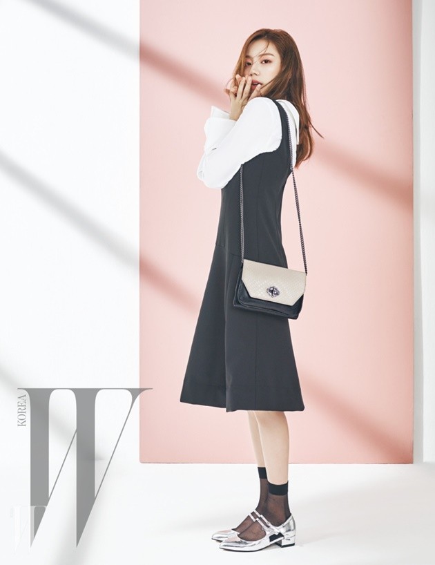 Gambar Foto Park Soo Jin di Majalah W Edisi Maret 2016
