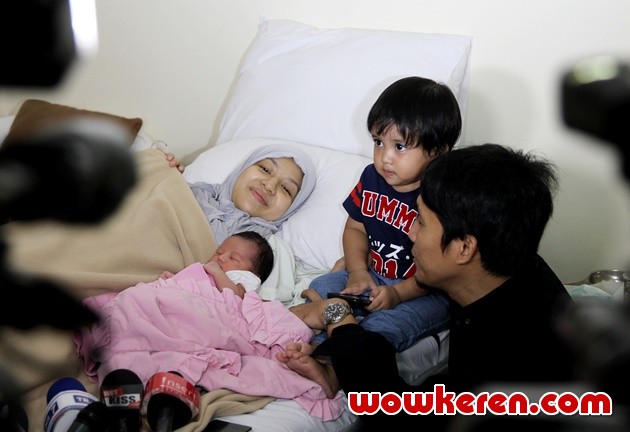 Gambar Foto Natasha Rizki dan Desta Sambut Anak Kedua