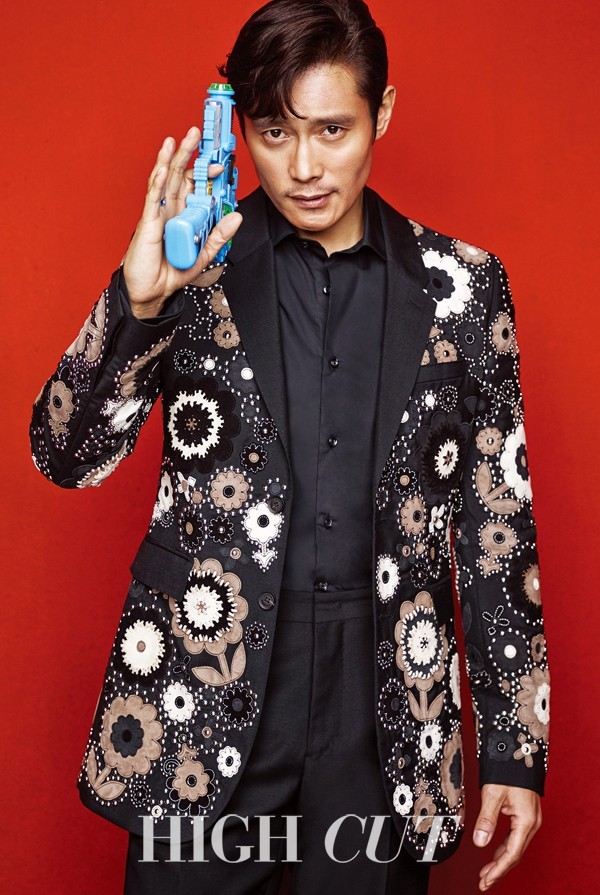 Gambar Foto Lee Byung Hun Tampil dengan Jas Hitam - Foto 2 dari 105