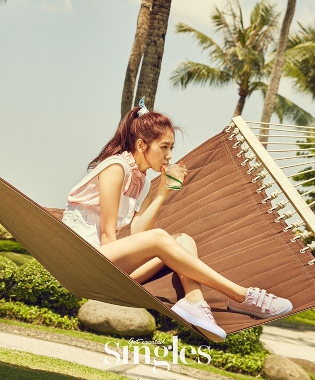 Gambar Foto Park Shin Hye di Majalah Singles Edisi Juni 2016