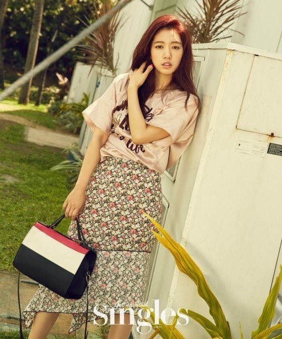 Gambar Foto Park Shin Hye di Majalah Singles Edisi Juni 2016
